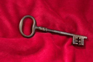Schlüssel auf rotem Samtkissen