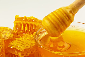Honig vor weißem Hintergrund