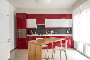 cucina rossa e bianca