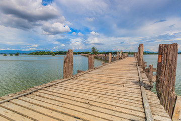 Obraz premium U bein bridge at Taungthaman lake in Amarapura, Myanmar