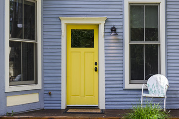 Fototapeta na wymiar yellow door