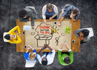 People Thinking Outside the Box Sayings © Rawpixel.com