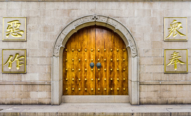 The wooden door and stone wall of Jing'an Temple