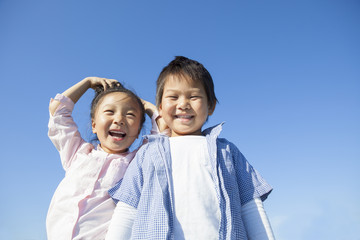 青空と元気な子供たち