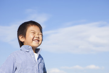 青空と笑顔の子供