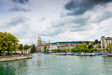 Obraz premium Limmat river and famous Zurich churches