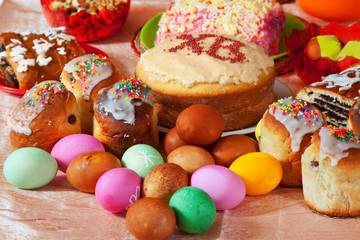 Obraz premium Easter cakes and eggs