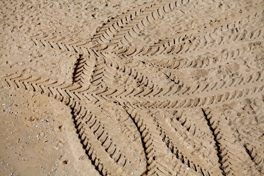 Traces de pneus dans le sable