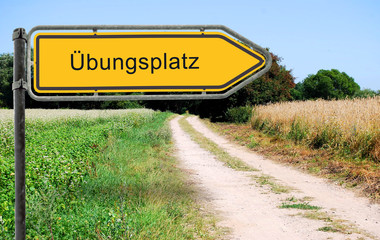 Strassenschild 21 - Übungsplatz