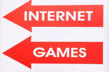 Banner with two arrow and text INTERNET GAMES