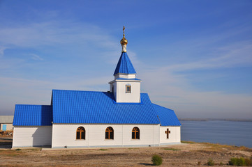 Fototapeta na wymiar Russian church on river coast