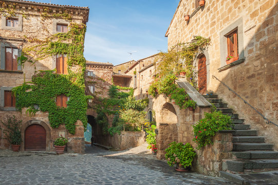 Fototapeta Small alley in the Tuscan village