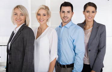 Gruppe von Arbeitnehmern im Büro