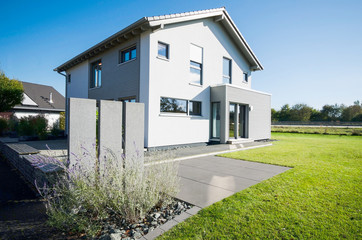modernes Wohnhaus mit Garten