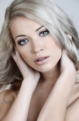 Naklejka premium Beautiful blond woman with long curly hair