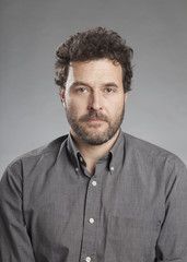 Mann hält Sparschwein in die Kamera, Nahaufnahme