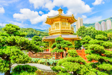 Naklejka premium Gold Chinese pavilion at the park of Hong Kong