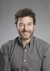 Mann zwinkert