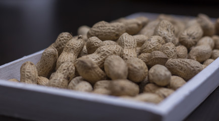 Erdnüsse in Holzschale