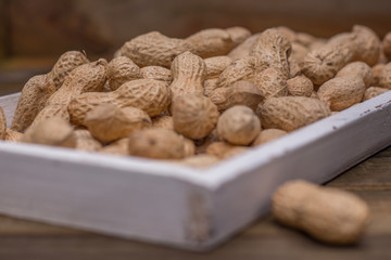 Erdnüsse in Weiße Holzschale