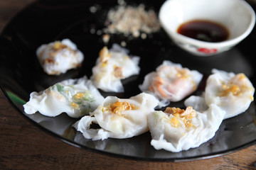 Thai steamed rice-skin dumplings