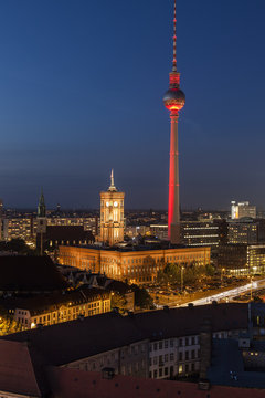Berliner Fernsehturm in Mitte bei Nacht