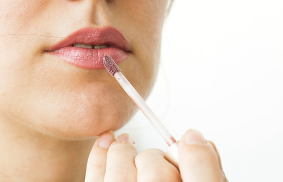 The process of cosmetic paint woman's lips