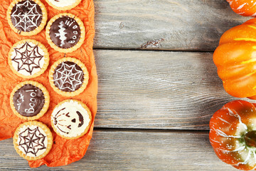 Obraz na płótnie Canvas Tasty Halloween cookies on wooden table