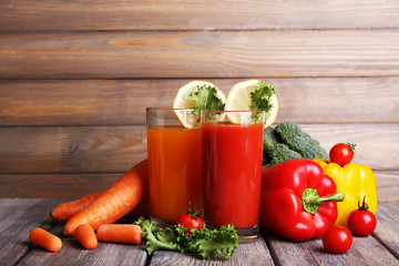 Carrot and tomato juice in glasses and fresh vegetables