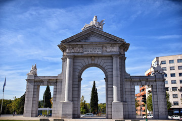 Fototapeta na wymiar Puerta de San Vicente (Madrid)