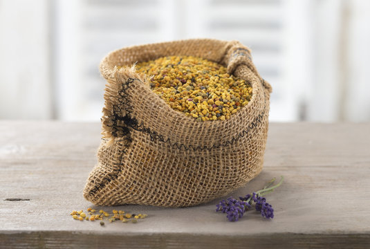 medecine alternative - grain de pollen