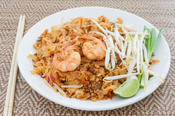 fried noodles thai style with prawns (pad thai)