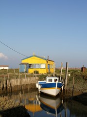 Fototapeta na wymiar cabanes de pêcheurs sur l'île d'oléron