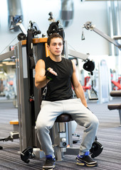 Naklejka premium man exercising on gym machine