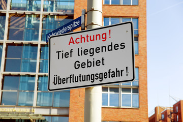 Obraz premium Achtung - Tief liegendes Gebiet - Überflutungsgefahr