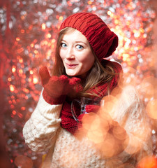 Glückliche frau mit tasse Glühwein 