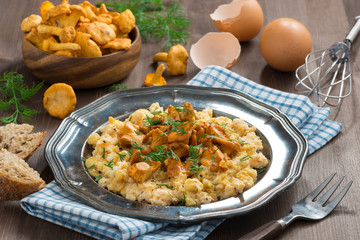 scrambled eggs with chanterelles and herbs