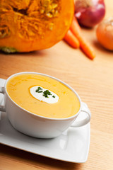 Kürbissuppe in einer weißen Suppentasse