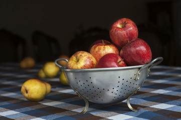 manzanas en la mesa