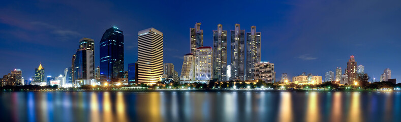 Fototapeta na wymiar bangkok night cityscape