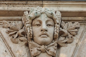 Барельеф на стене Королевского дворца, Будапешт