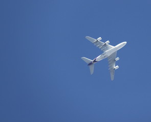 Avion de ligne dans le ciel