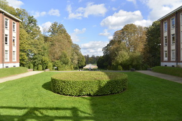 Le jardin derrière le Palais des Colonies