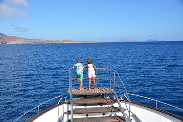 Fototapeta premium pareja de niños disfrutando de un crucero