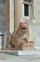 Fototapeta na wymiar Leone stiloforo ingresso Duomo Anconae