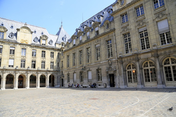 Fototapeta na wymiar Innenhof der Universität Sorbonne in Paris