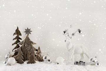 Weihnachtskarte: Weißer Holz Hintergrund mit Rentier und Bäume