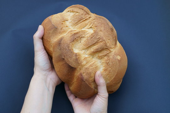 Mani di una panettiera