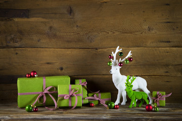 Weihnachtlicher Hintergrund in grün und rot mit Geschenke