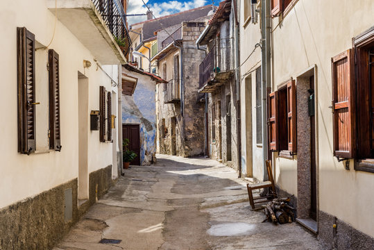 Sardegna, Tonara in provincia di Nuoro, strada nel centro